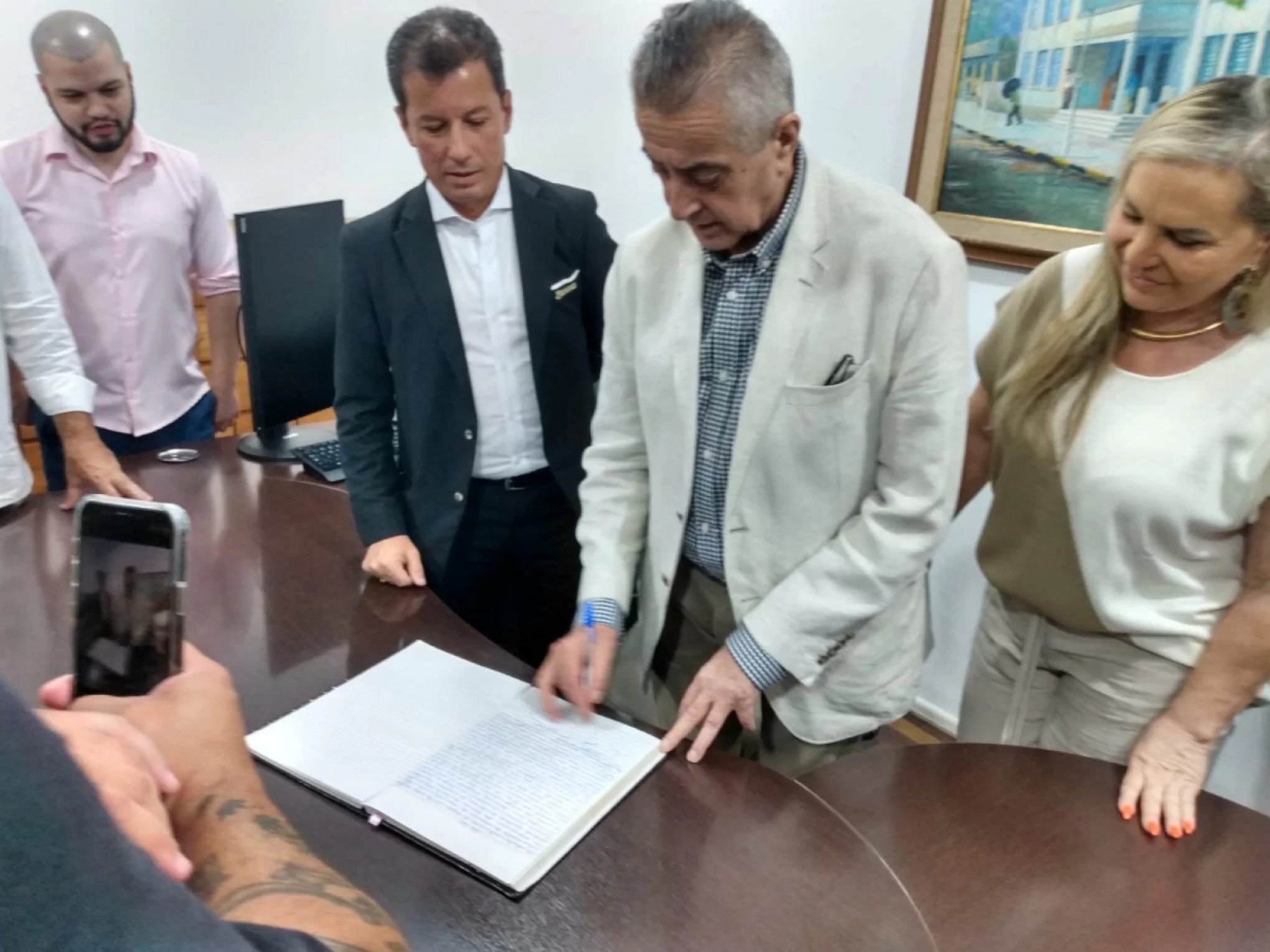 Nedy vai à Prefeitura, assina o livro-ata e diz o que fará no governo de Canoas a partir desta quarta