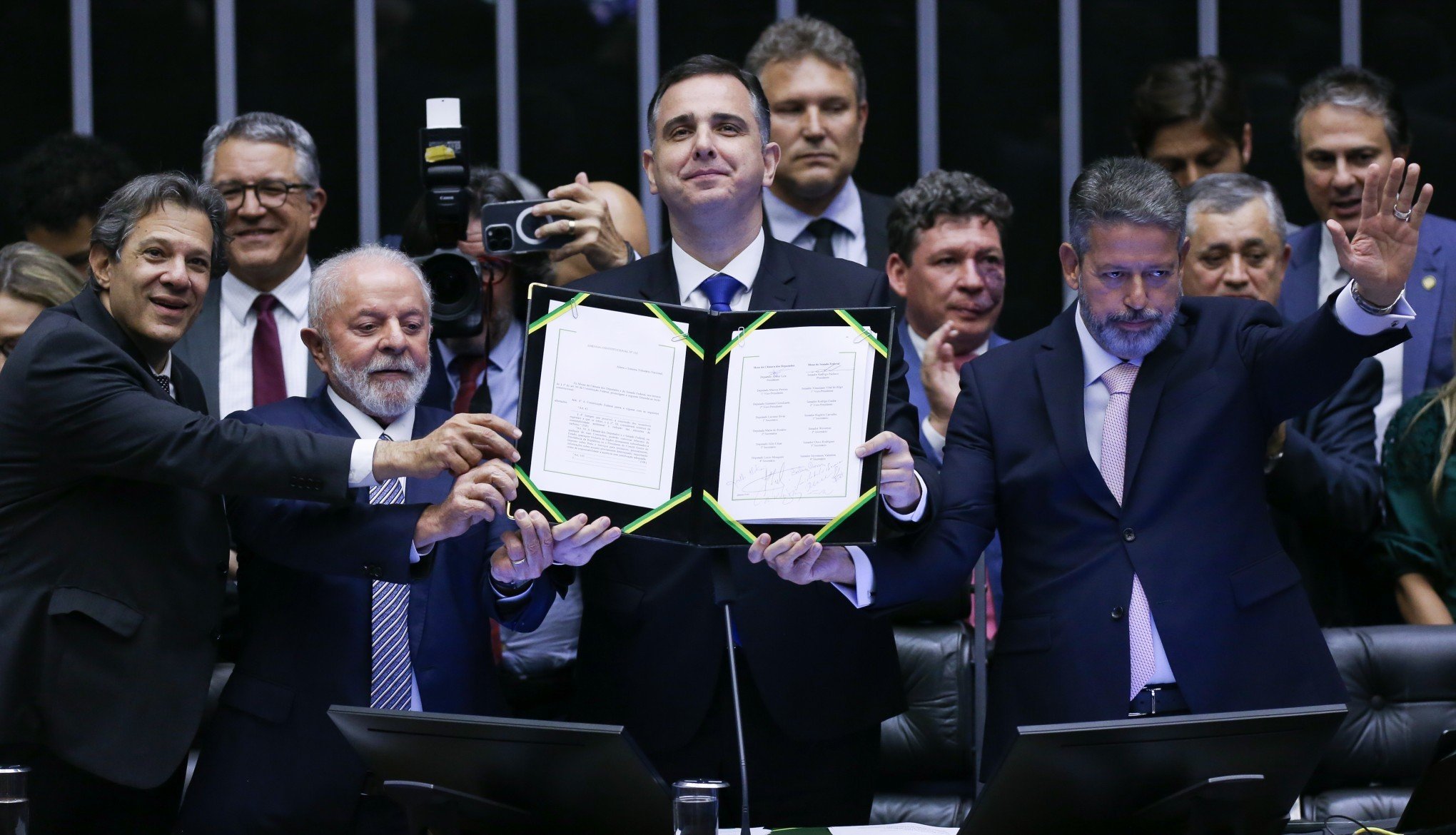 REFORMA TRIBUTÁRIA: Com a presença de Lula, congresso promulga emenda constitucional