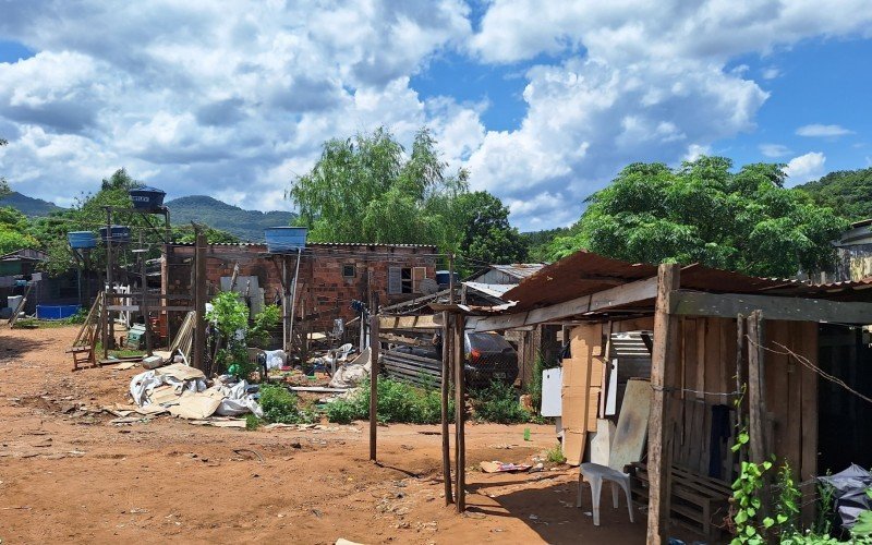 Moradores da ocupaÃ§Ã£o Bicho de PÃ©, que fica em Ã¡rea de risco, receberÃ£o casa nova no loteamento Vida Nova