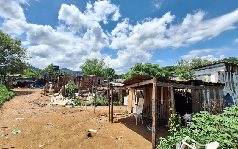 Moradores da ocupaÃ§Ã£o Bicho de PÃ©, que fica em Ã¡rea de risco, receberÃ£o casa nova no loteamento Vida Nova