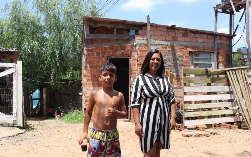 A cabeleireira Juliana de Melo GonÃ§alves, 37 anos, ao lado de um dos quatro filhos, conta os dias para ir para a casa nova