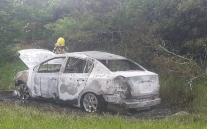 Carro com placas de São Leopoldo usado por suspeitos de duplo homicídio no litoral norte é encontrado incendiado | Jornal NH