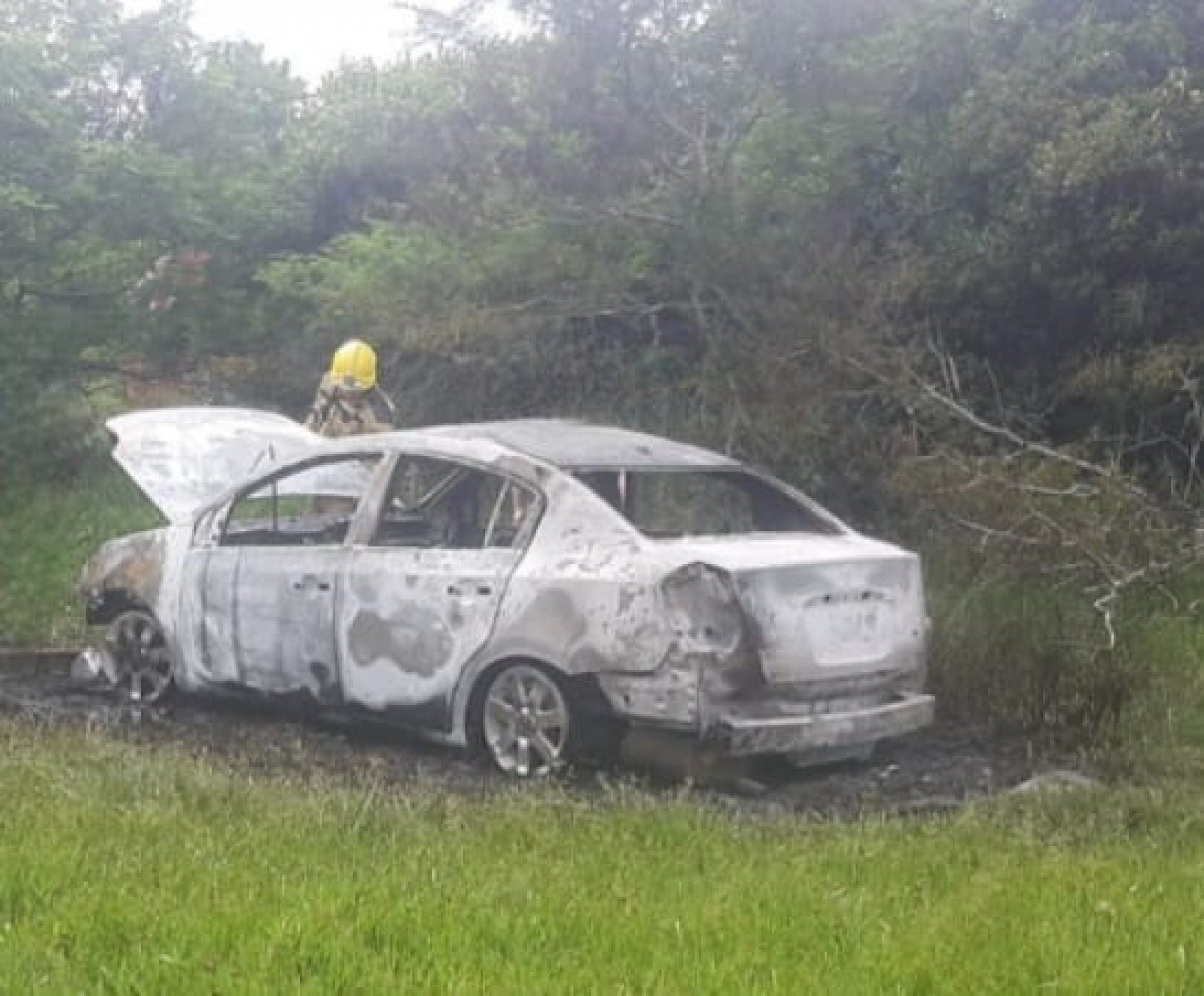 Carro com placas de São Leopoldo usado por suspeitos de duplo homicídio no litoral norte é encontrado incendiado