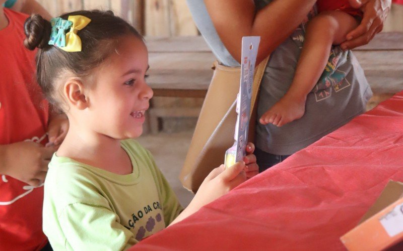 Emanuelle, 5 anos, adorou o presente que recebeu na ação: uma massinha de modelar