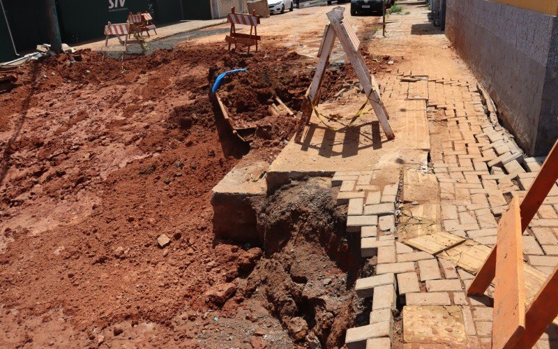 Erosão de obra na Rua Brasil já atinge calçada do ponto