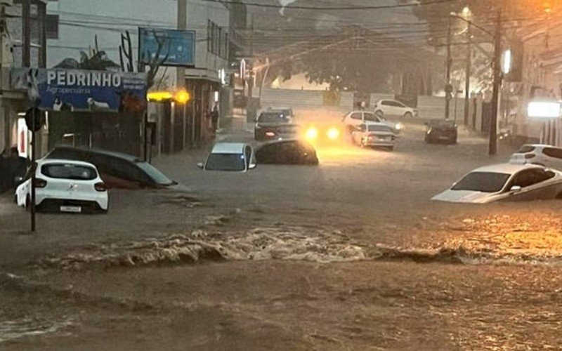 Carros submersos em ruas alagadas em Cachoeira do Sul | abc+