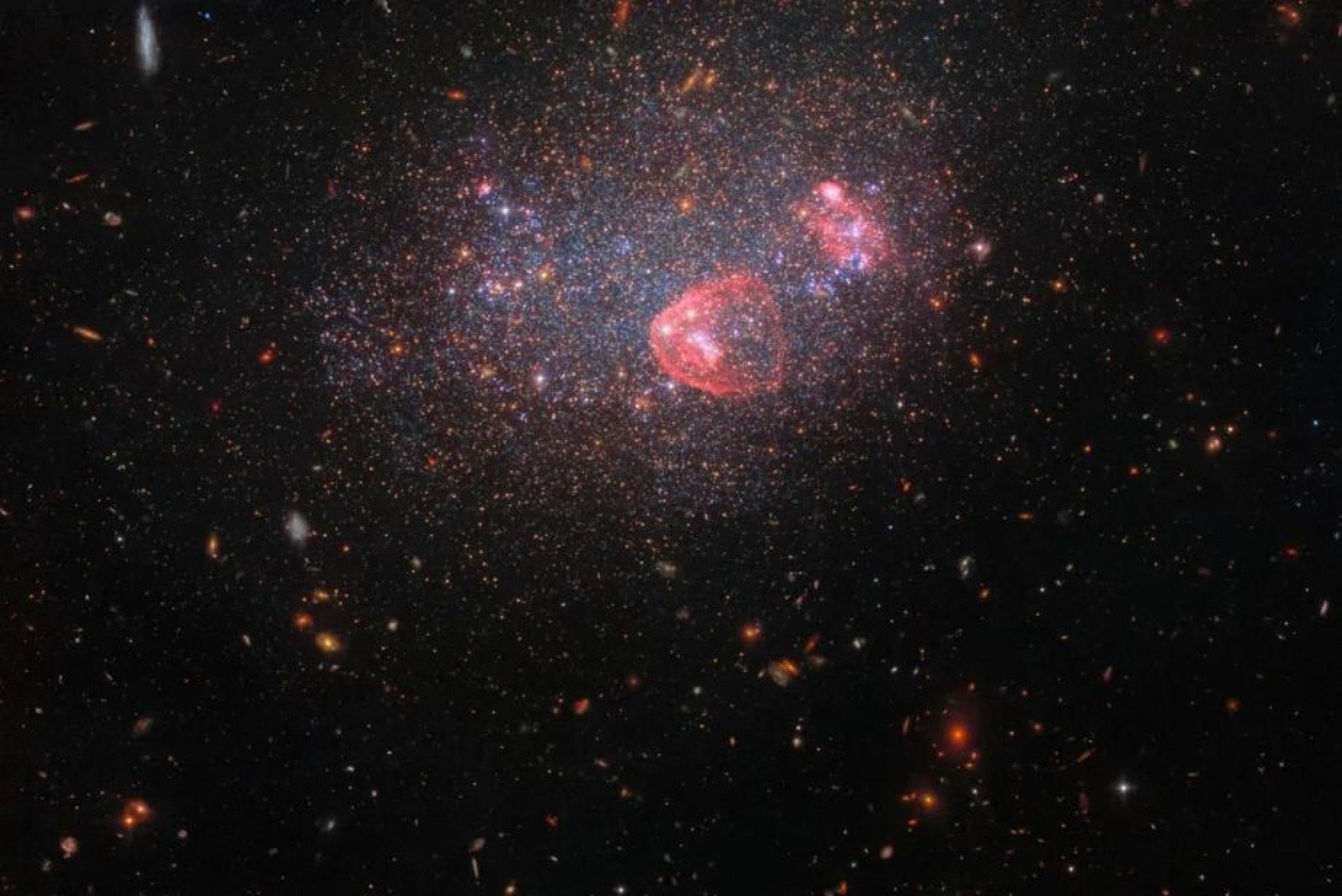 Galáxia que se parece com globo de neve? Nasa revela imagens em comemoração ao Natal; veja