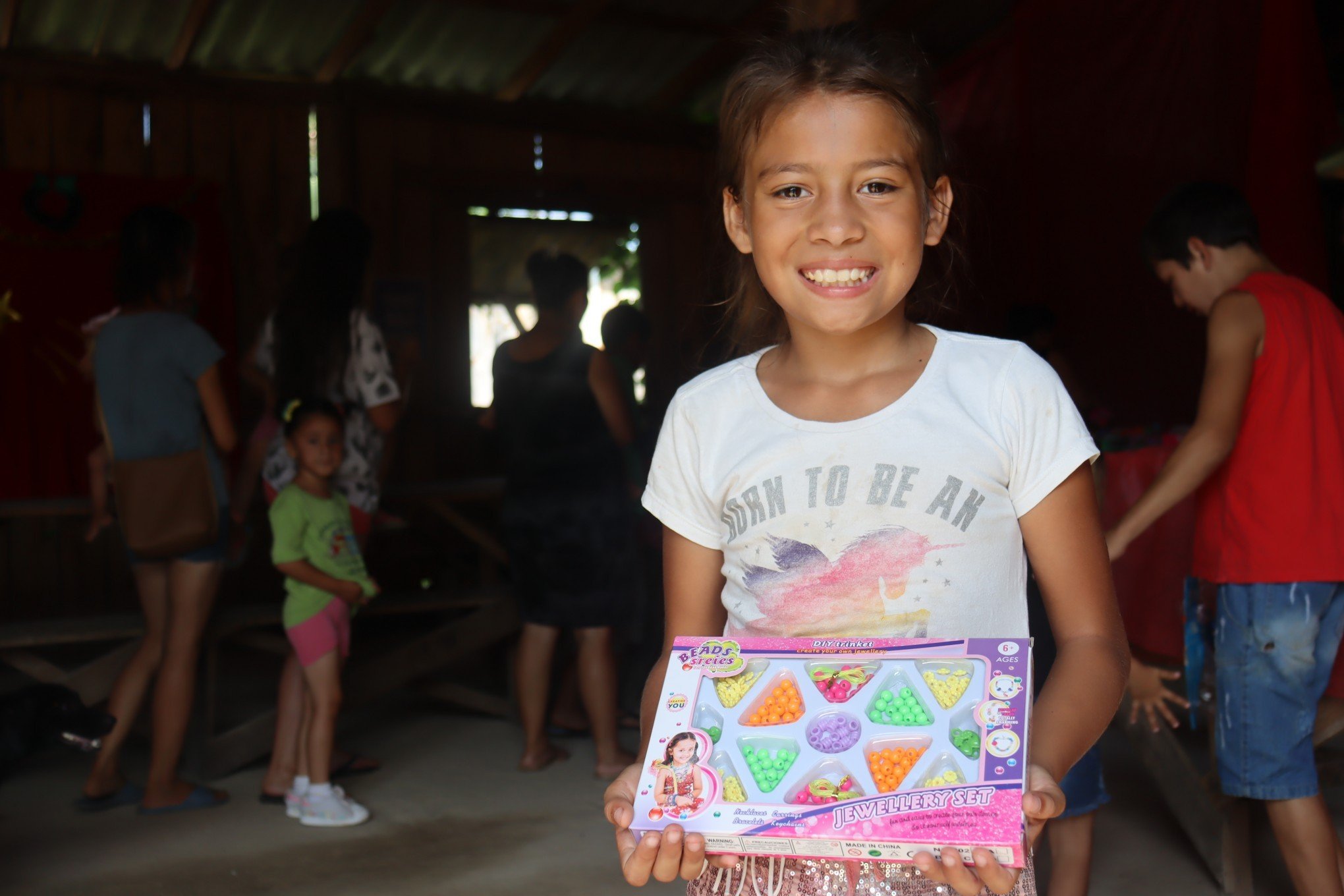 Entrega de brinquedos do projeto Melodia SolidÃ¡ria na OcupaÃ§Ã£o Steigleder - FlÃ¡via Alessandra, 9 anos 