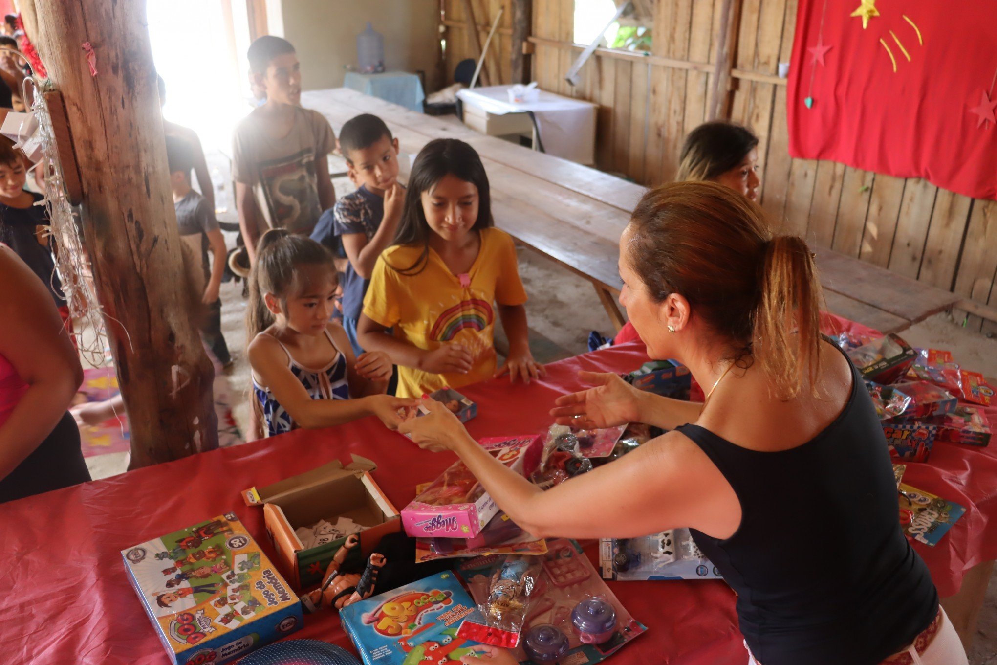 Entrega de brinquedos do projeto Melodia SolidÃ¡ria na OcupaÃ§Ã£o Steigleder