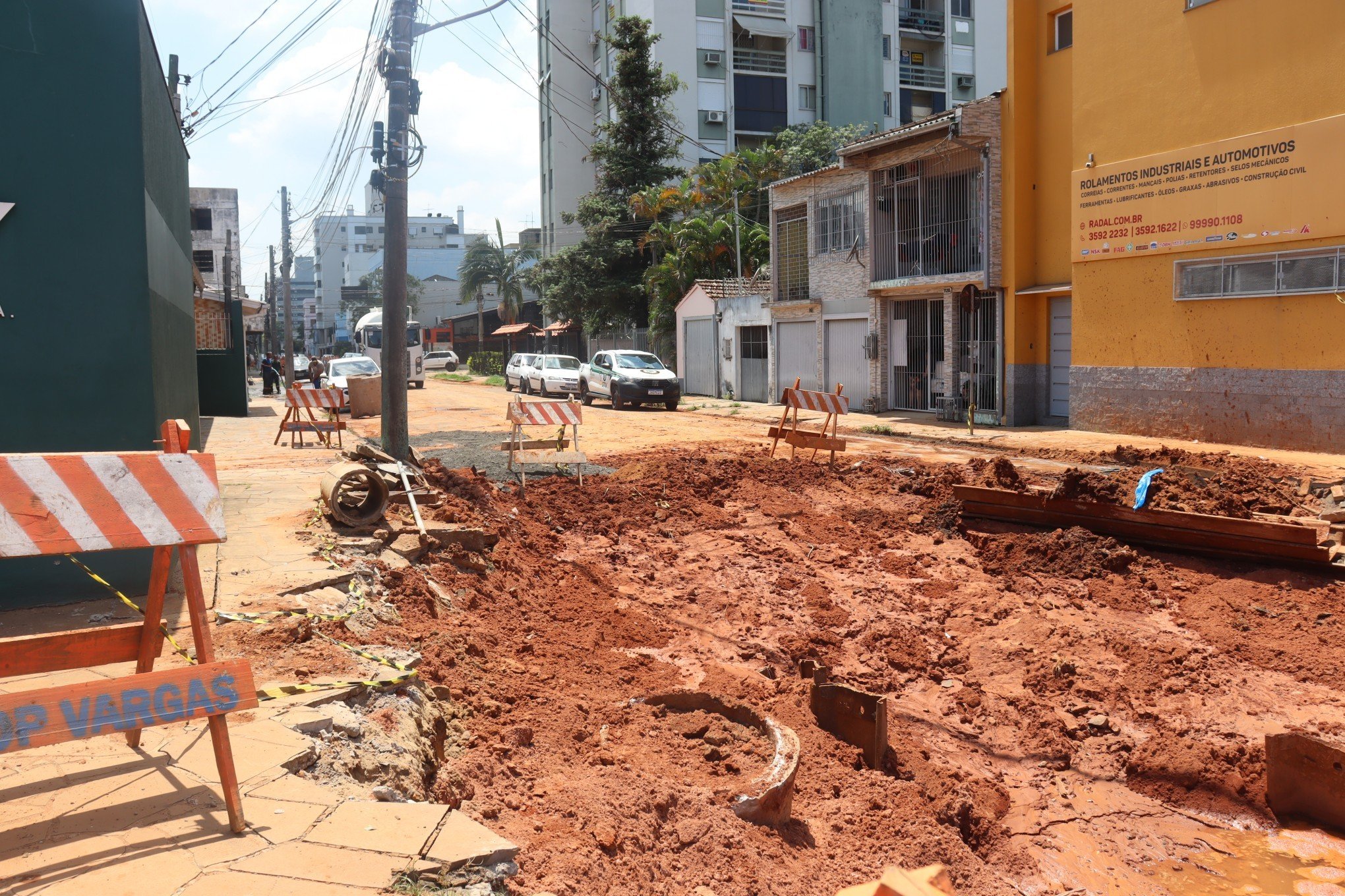 Obra realizada na Rua Brasil, quase na esquina da via lateral da BR-116, preocupa moradores 