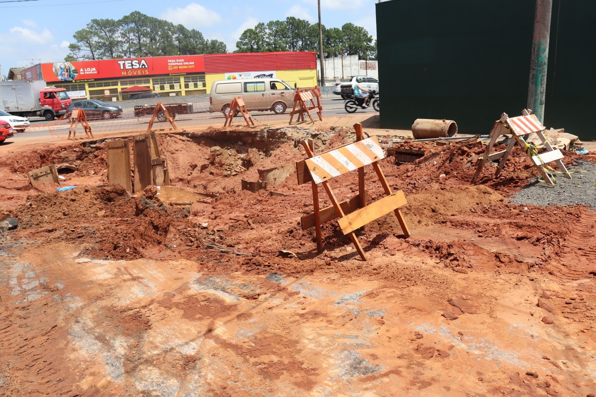 Obra realizada na Rua Brasil, quase na esquina da via lateral da BR-116, preocupa moradores 