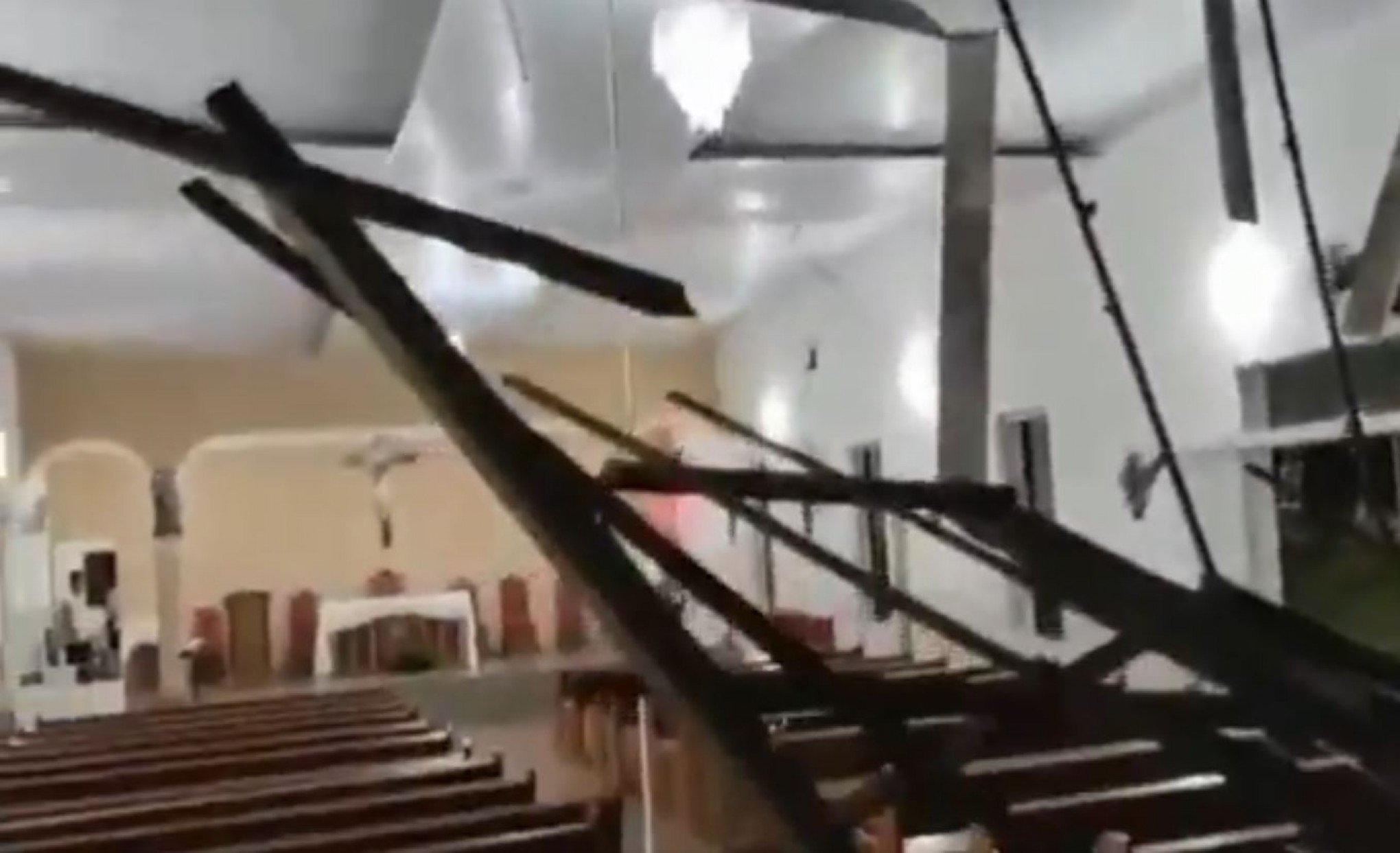 VÍDEO: Teto de igreja desaba durante missa e deixa 80 feridos em Minas Gerais