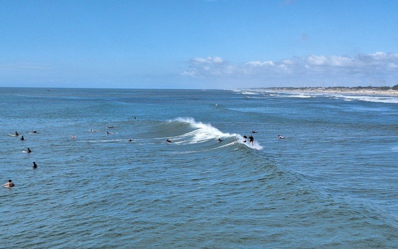 Surfistas se reuniram em grupo para pegar onda em TramandaÃ­ neste sÃ¡bado