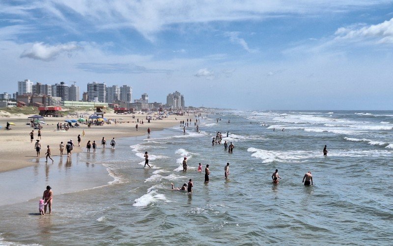 Veranistas aproveitaram o mar limpo e calmo de TramandaÃ­ neste sÃ¡bado 