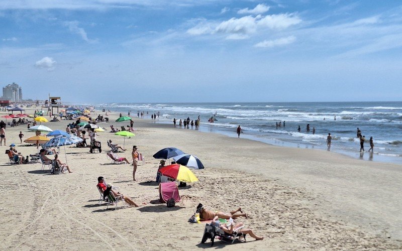 Veranistas aproveitaram o mar limpo e calmo de TramandaÃ­ neste sÃ¡bado 