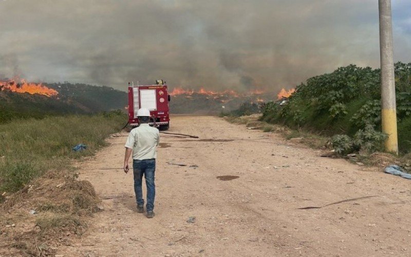 Incêndio no Parque Industrial Jorge Lanner continua sendo monitorado em Canoas