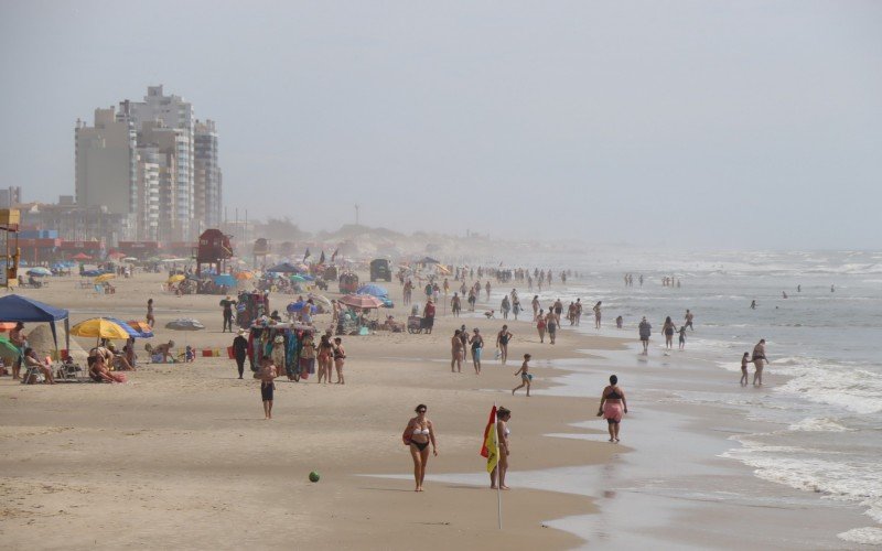 Veranistas aproveitaram o mar limpo e calmo de TramandaÃ­ neste sÃ¡bado 