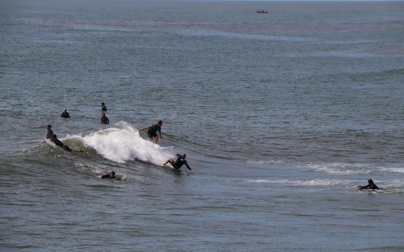 Grupo de surfistas em TramandaÃ­ chamou a atenÃ§Ã£o de quem chegava Ã  praia