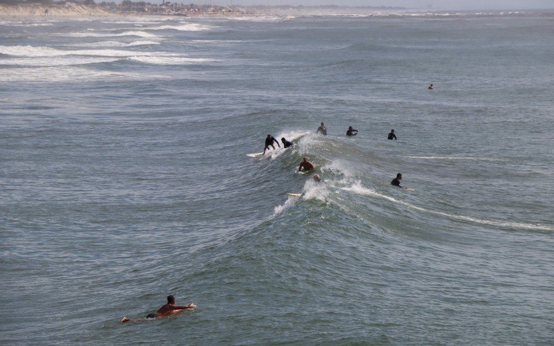 Grupo de surfistas em TramandaÃ­ chamou a atenÃ§Ã£o de quem chegava Ã  praia