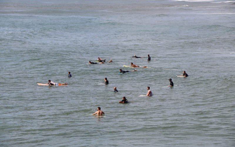 Grupo de surfistas em TramandaÃ­ chamou a atenÃ§Ã£o de quem chegava Ã  praia