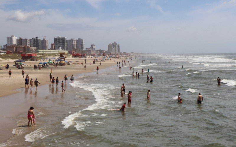 Veranistas aproveitaram o mar limpo e calmo de TramandaÃ­ neste sÃ¡bado 