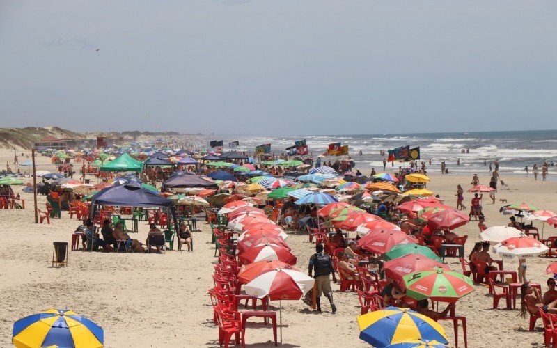 Beira-mar de ImbÃ© lotou no meio da manhÃ£ deste sÃ¡bado