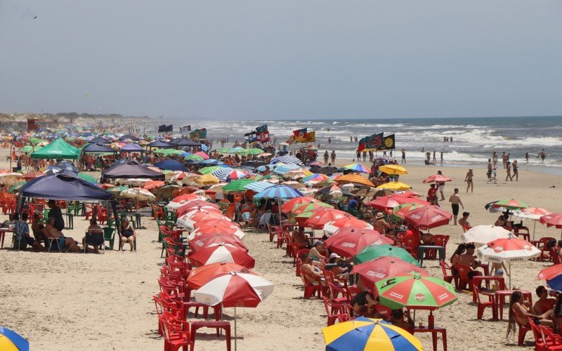 Beira-mar de ImbÃ© lotou no meio da manhÃ£ deste sÃ¡bado