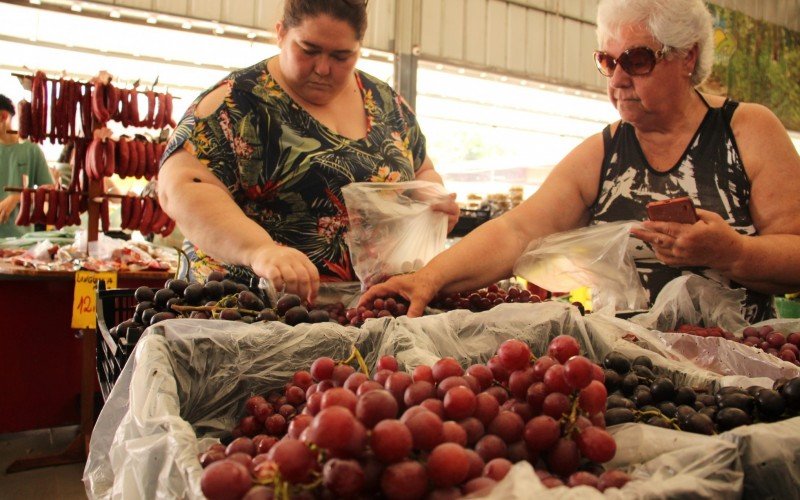 A dona de casa Diane Ledur diz que levará mais frutas para casa neste ano | abc+