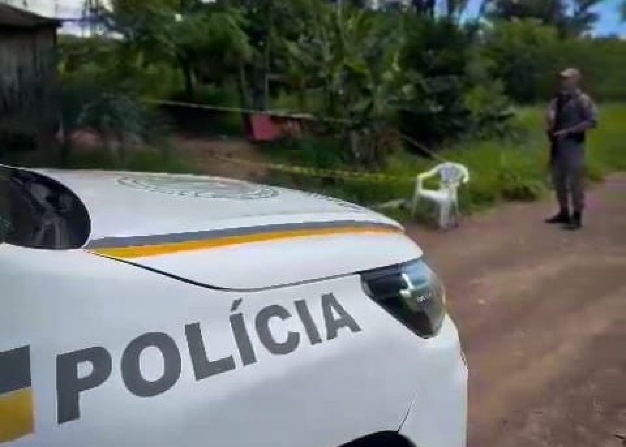 Homem é morto após discussão e policiais encontram pedaço de madeira com marcas de sangue