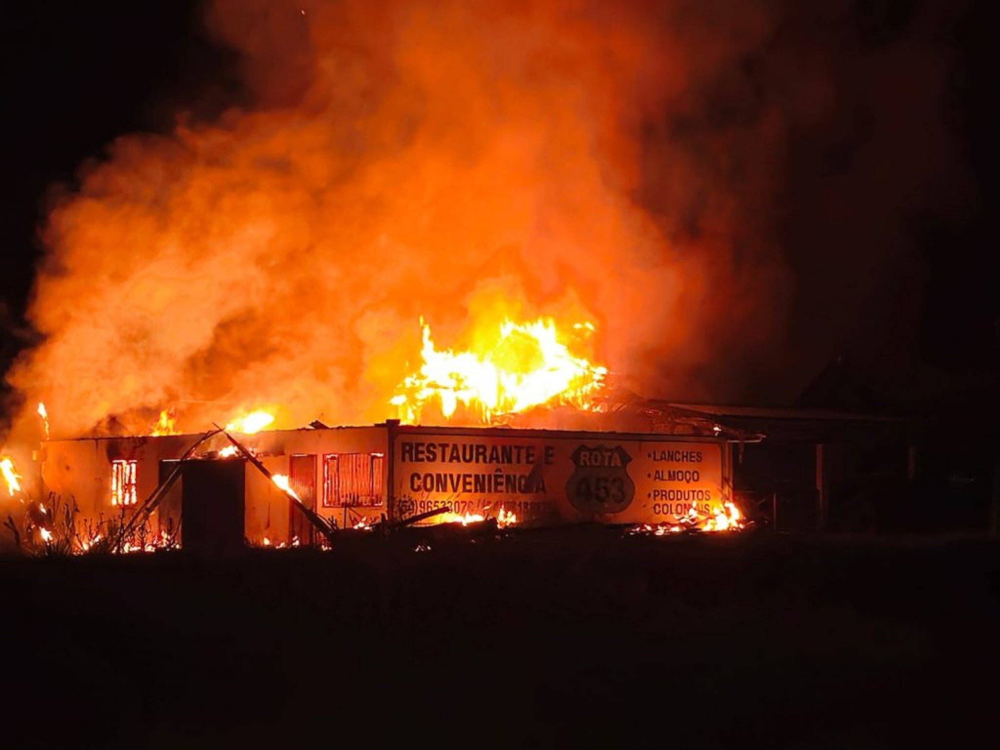 Incêndio de grandes proporções destrói conhecido restaurante da Rota do Sol