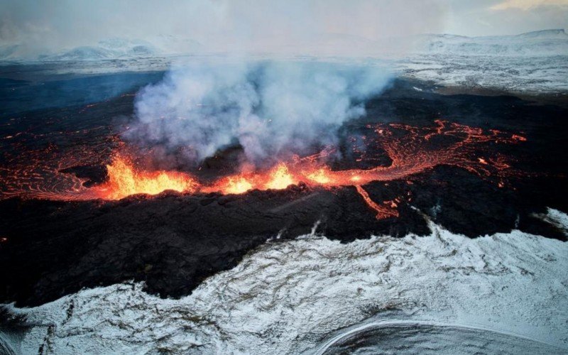 Vulcão na Islândia enra em erupção | abc+