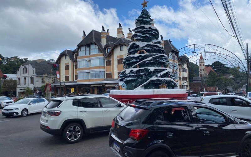 Movimentação no Centro de Gramado, tanto de pedestres, quanto veículos