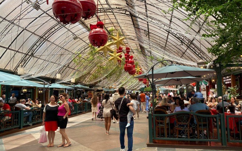 Movimentação no Centro de Gramado na véspera de Natal, 24 de dezembro