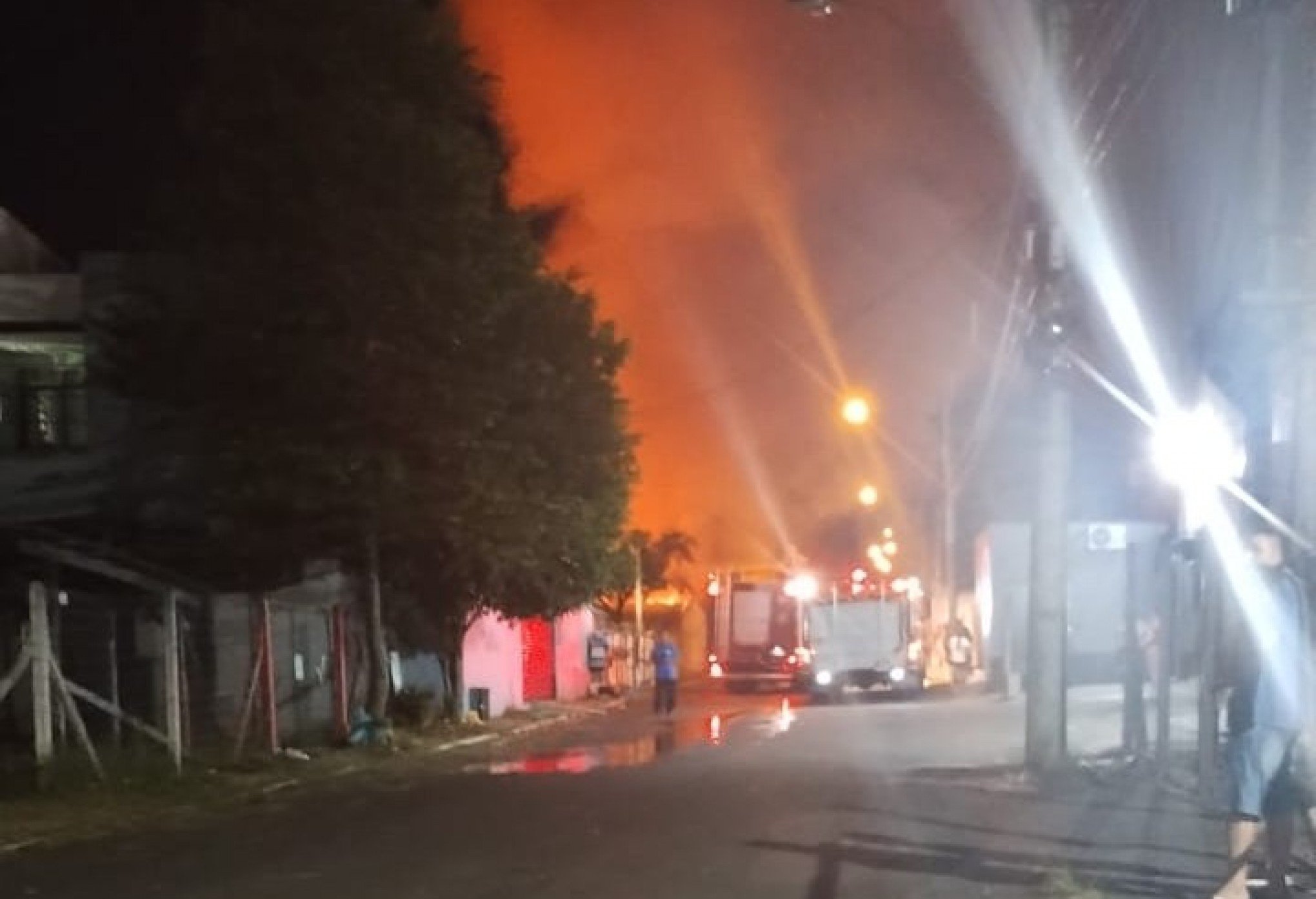 Incêndio destrói casa em Novo Hamburgo; veja vídeo