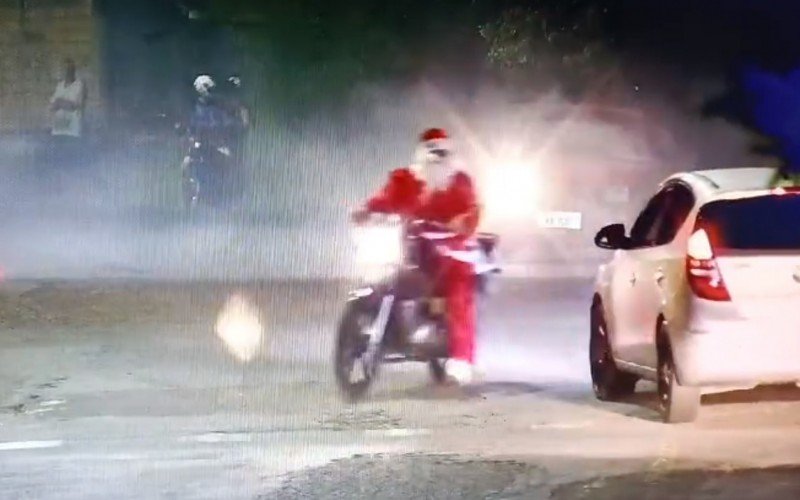 Até um Papai Noel foi flagrado andando de moto sem capacete | abc+