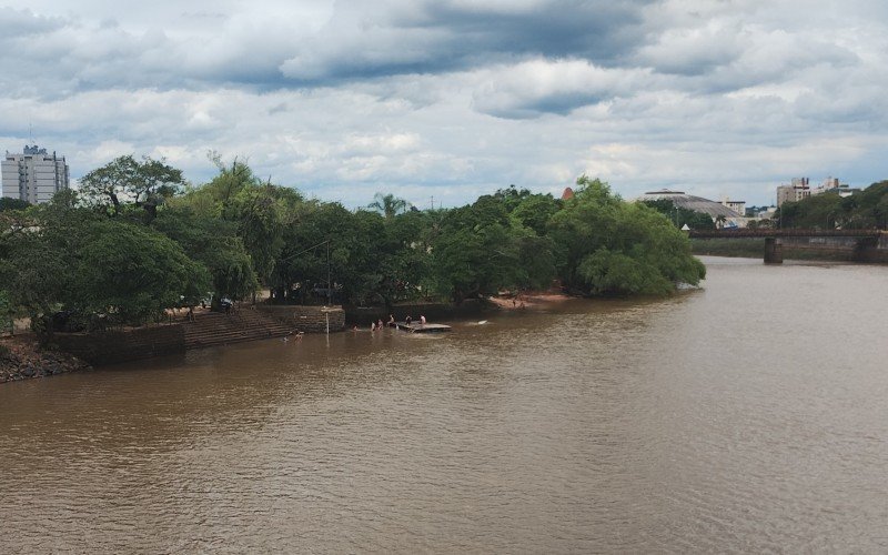 Banho nas águas do Rio dos Sinos no feriado de Natal | abc+