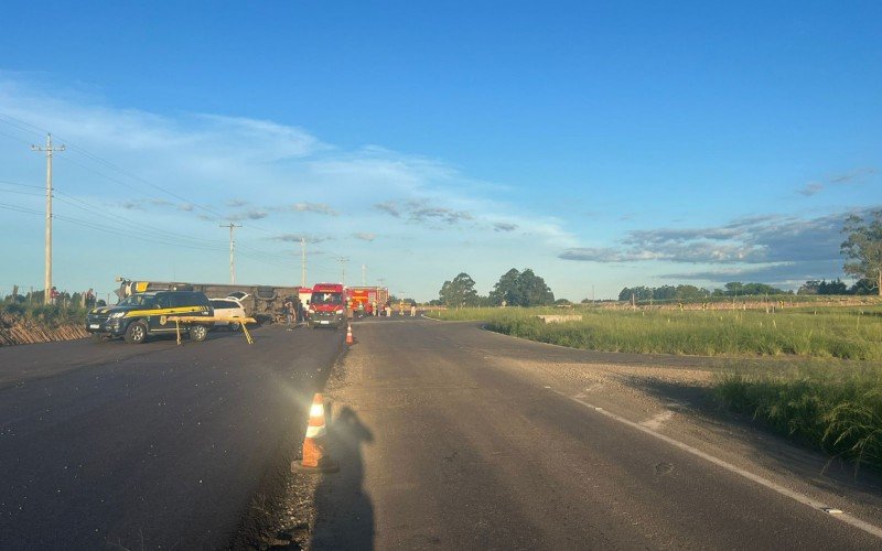 FOTOS: 14 pessoas ficaram feridas em tombamento de Ã´nibus em rodovia do Rio Grande do Sul