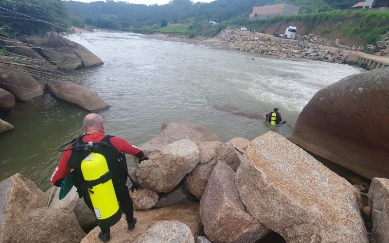 Bombeiros fazem buscas por criança de 4 anos que caiu em rio de Santa Catarina  | abc+