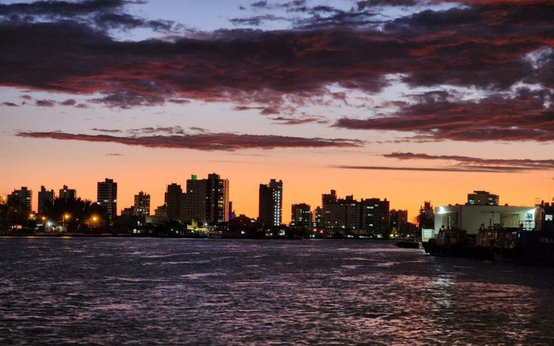 No início da noite desta segunda-feira (25), na Barra de Imbé, no Litoral Norte, as nuvens carregadas se dissipam | abc+