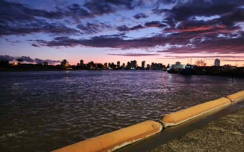 No início da noite desta segunda-feira (25), na Barra de Imbé, no Litoral Norte, as nuvens carregadas se dissipam | abc+