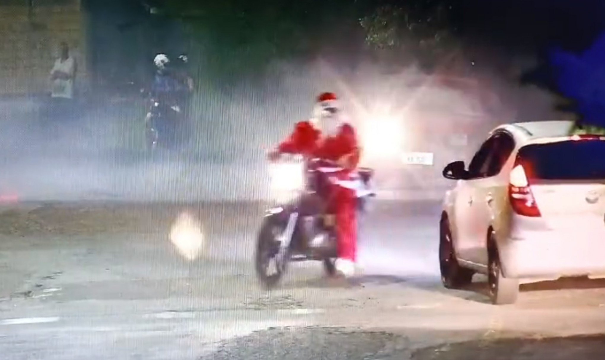 VÍDEO: Papai Noel sem capacete e carros fazendo zerinho; Prefeito promete rigor na punição de envolvidos em noite de caos
