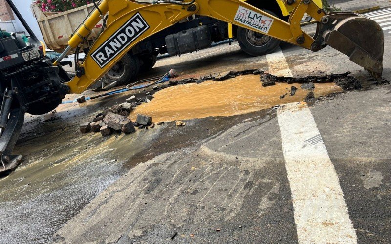 Tubulação rompeu na Rua  Dr. Legendre, no Centro de Parobé  | abc+