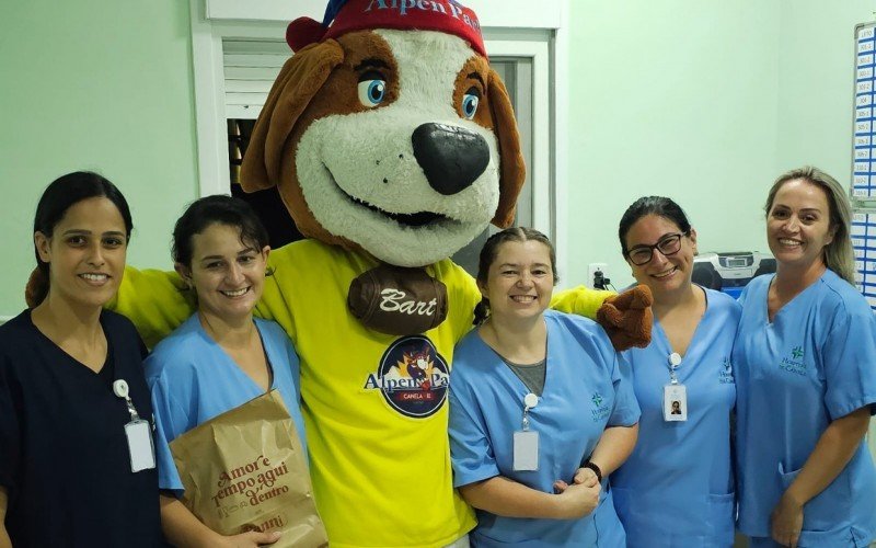 Equipe de parque de Canela faz visita ao Hospital de Caridade na vÃ©spera do Natal 