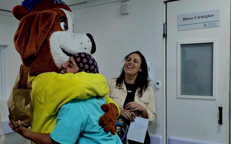 Equipe de parque de Canela faz visita ao Hospital de Caridade na vÃ©spera do Natal 