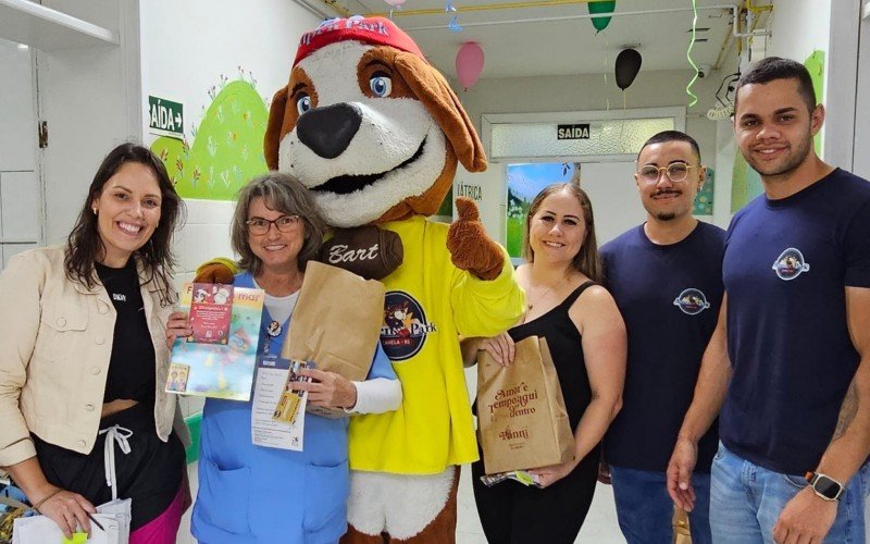 Equipe de parque de Canela faz visita ao Hospital de Caridade na véspera do Natal 