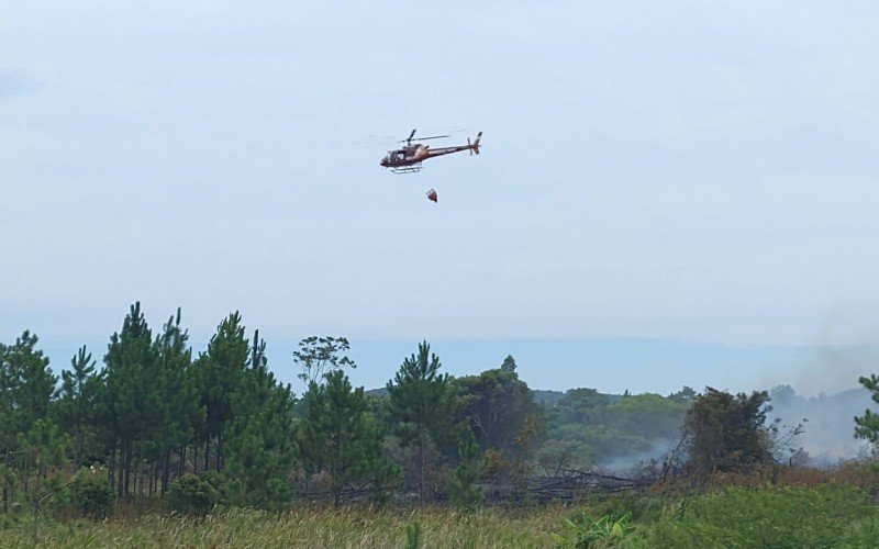 Bombeiros combatem incêndio no Parque Estadual da Serra do Tabuleiro | abc+