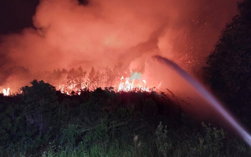 Bombeiros combatem incÃªndio no Parque Estadual da Serra do Tabuleiro