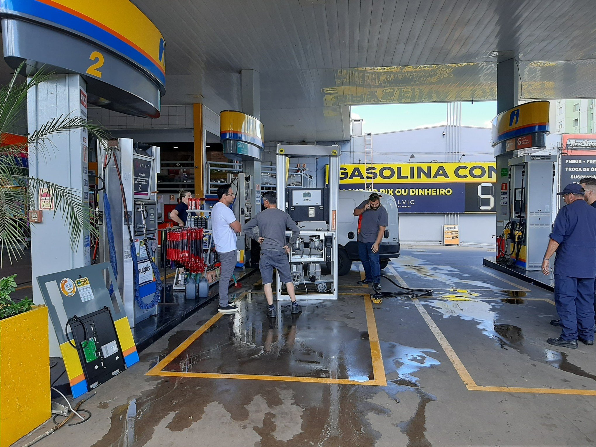 Carro invadiu posto, arrancou uma bomba de gasolina e bateu em outra