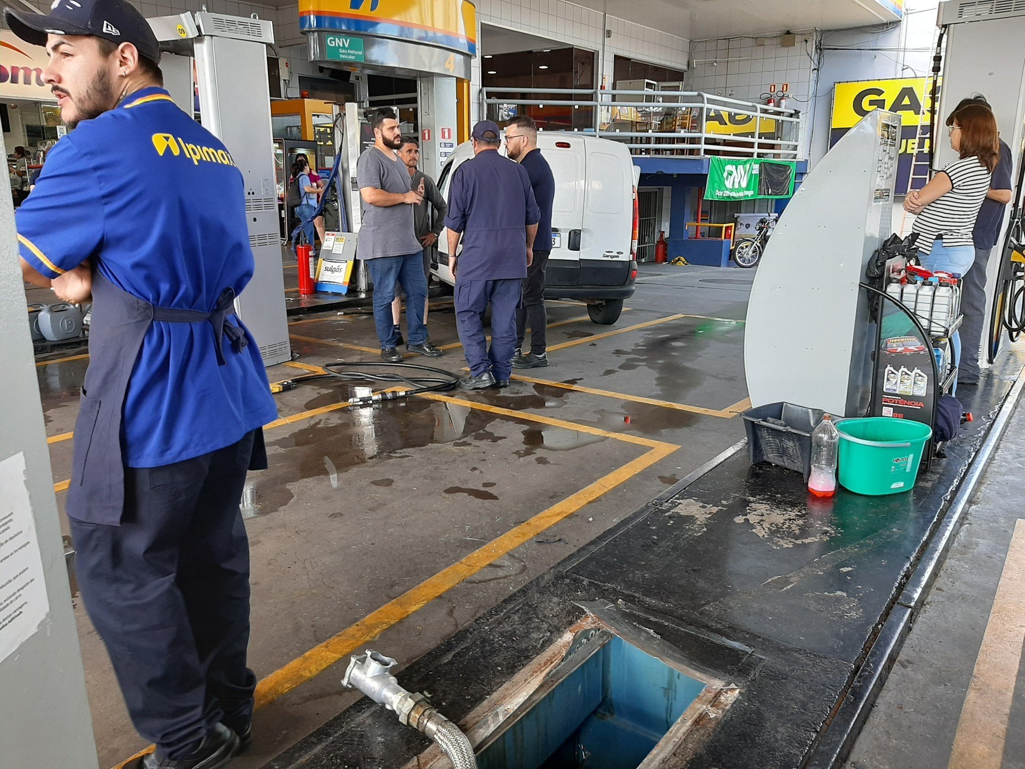 Carro invadiu posto, arrancou uma bomba de gasolina e bateu em outra