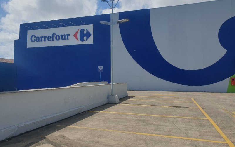 Promoções marcam o anúncio de fechamento do Carrefour na região; descontos chegam a 50%